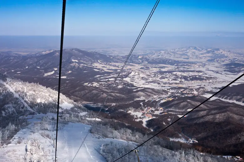 Teleférico sobre o vale de Yabuli, a maior estação de esqui da China