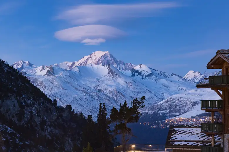 Chalés de Les Arcs ao entardecer, com o Mont Blanc ao fundo