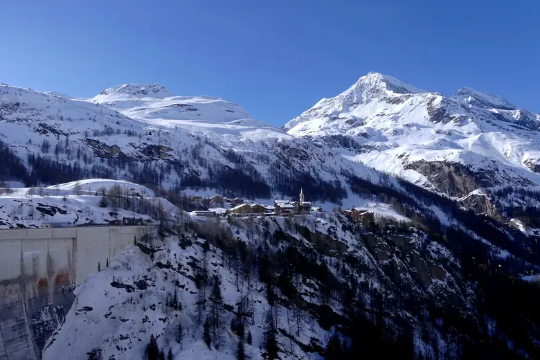 Vale de Tignes com lago e montanhas nevadas