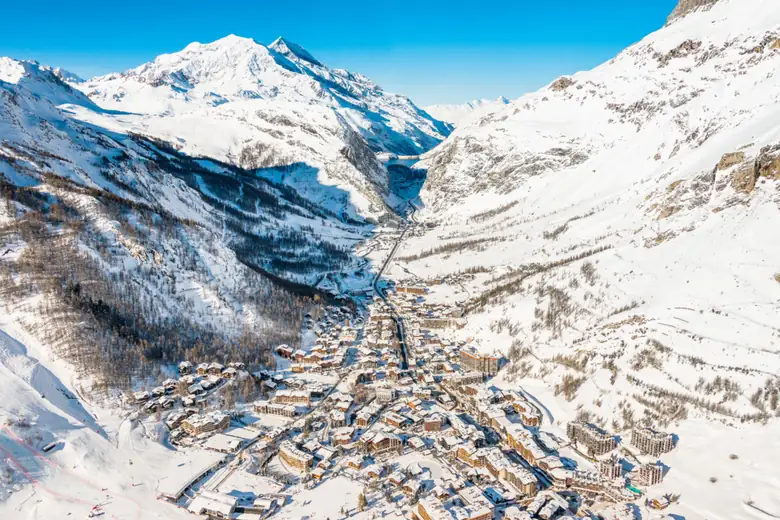 Vista aérea da vila de Val d'Isère sob a neve