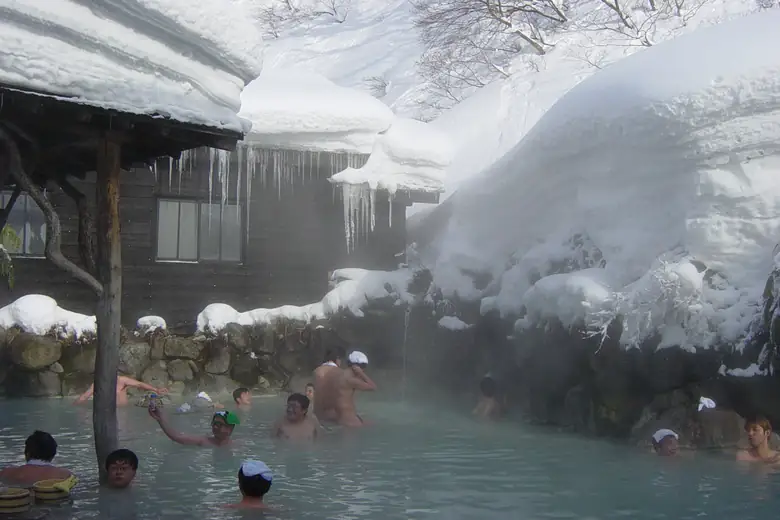 Banho termal japonês ao ar livre cercado de neve