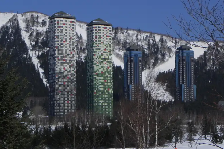 Torres de Tomamu entre montanhas nevadas de Hokkaidō