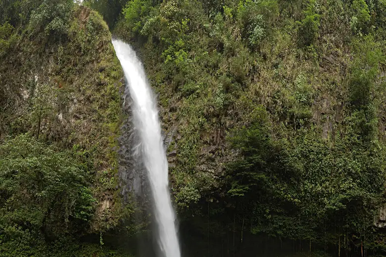 Cachoeira de La Fortuna despencando num poço esmeralda cercado de selva