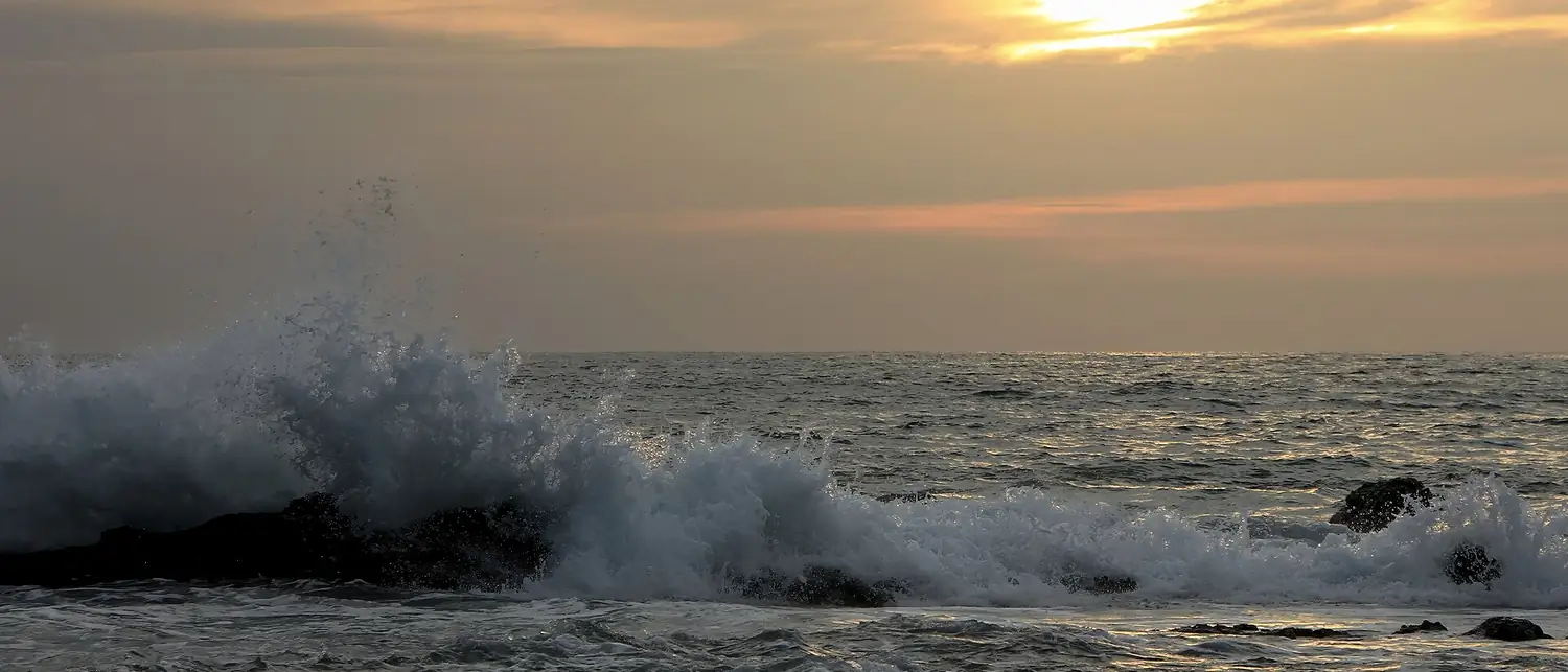 Pôr do sol dourado sobre o oceano Pacífico na costa da Costa Rica