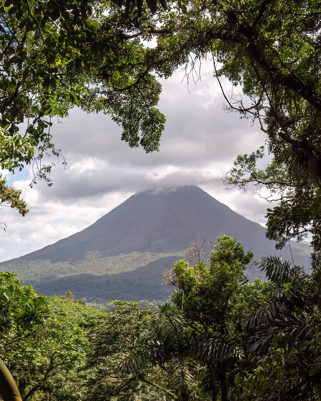 Vulcão Arenal com seu cone quase perfeito cercado de floresta tropical