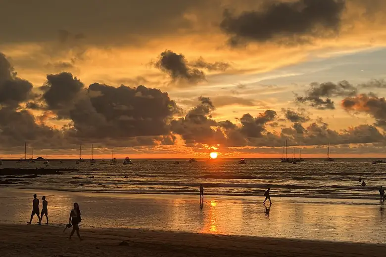 Veleiro navegando ao pôr do sol na costa do Pacífico da Costa Rica