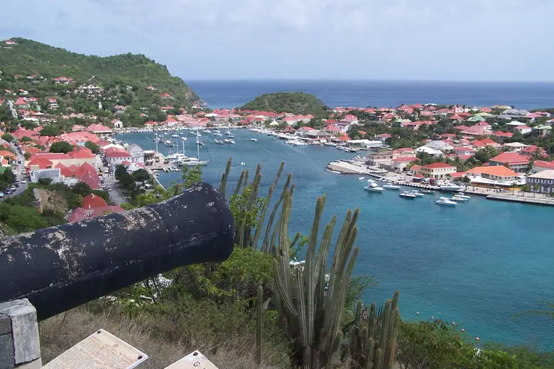 Porto de Gustavia, em St. Barths, com colinas ao fundo
