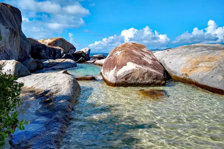 Rochedos de granito e água transparente em The Baths, Virgin Gorda