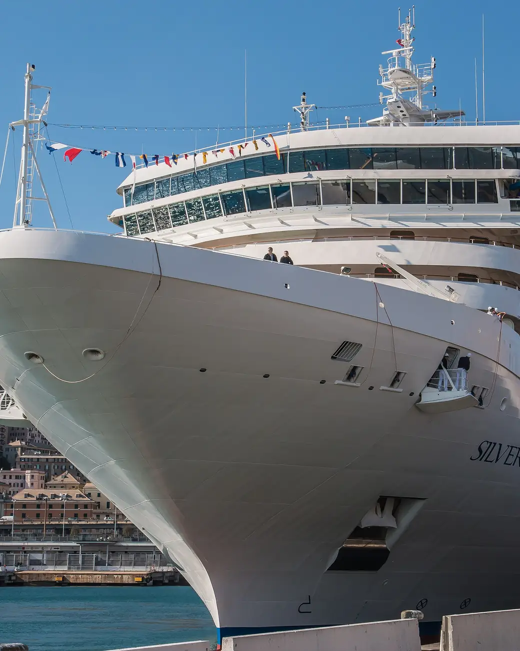 Navio de luxo de pequeno porte ancorado em águas azuis
