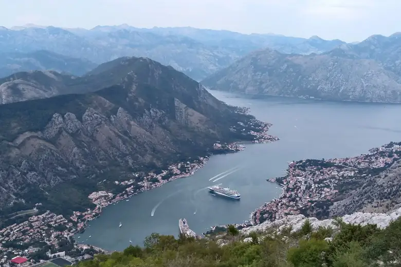 Baía de Kotor com montanhas caindo no mar, em Montenegro