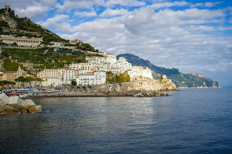 Encosta de Positano, na Costa Amalfitana, vista do mar