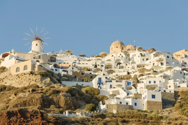 Casas brancas de Santorini sobre a caldeira, no mar Egeu