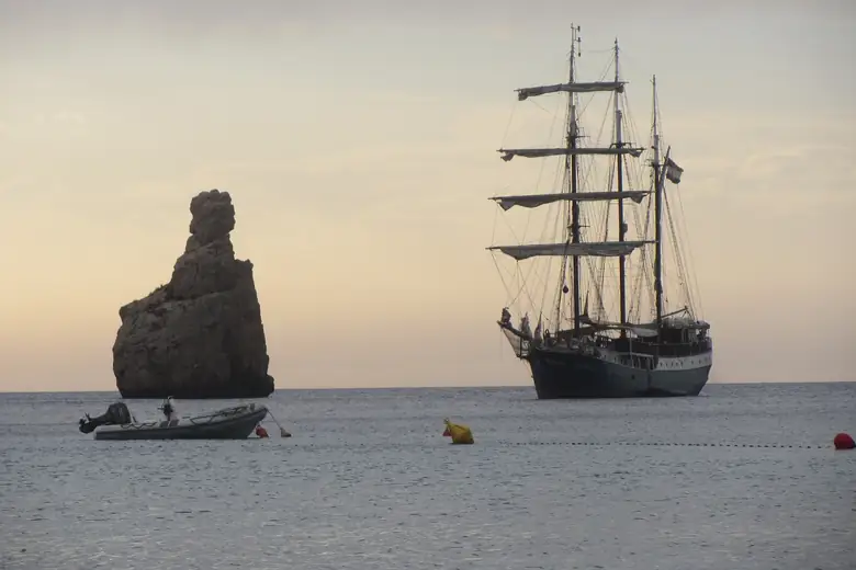 Águas transparentes e falésias das ilhas do Mediterrâneo ocidental