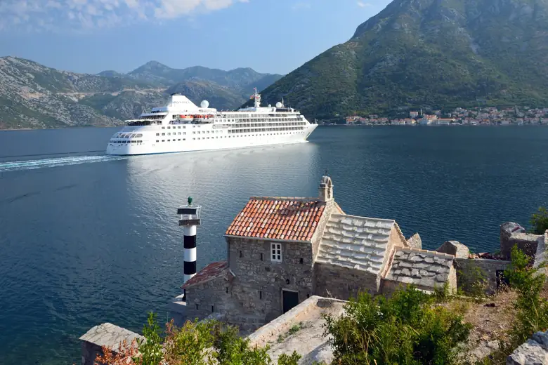 Navio de cruzeiro de luxo de porte médio em navegação