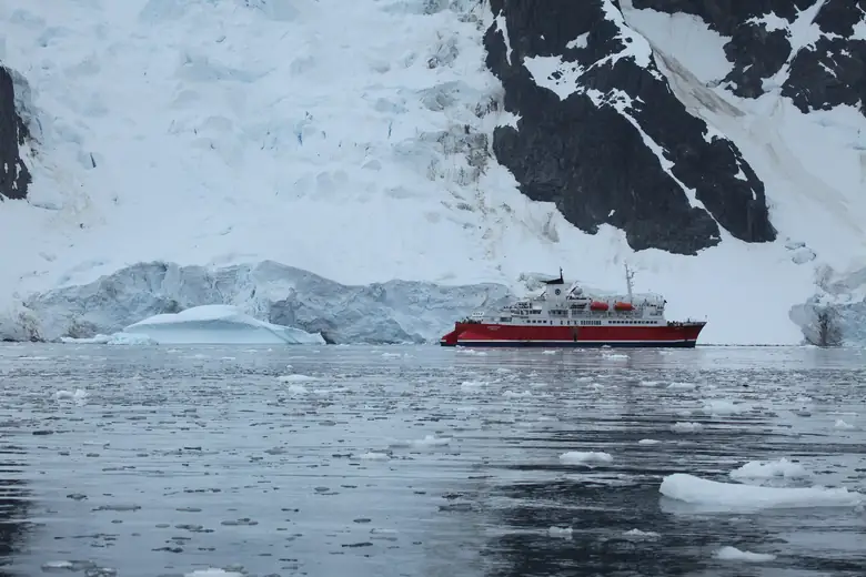 Bote zodiac navegando entre icebergs na Antártida