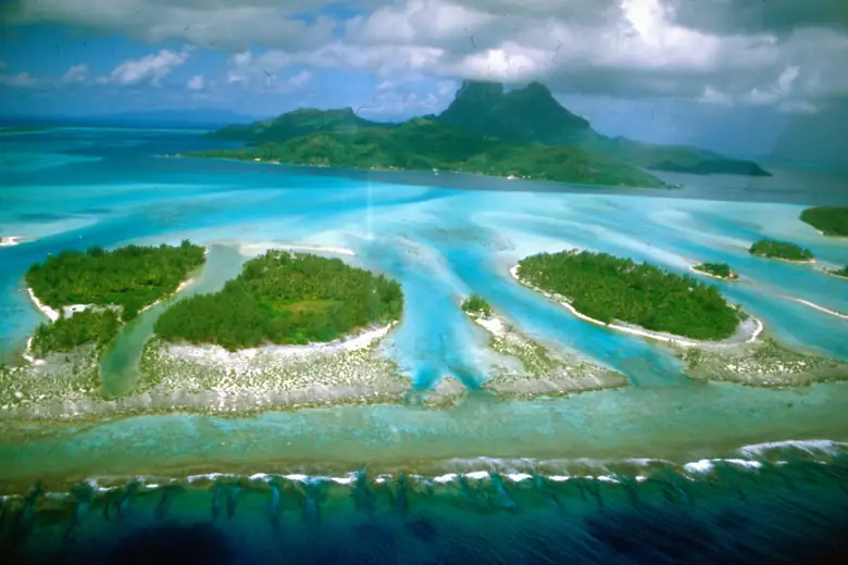 Laguna azul-turquesa de Bora Bora com o monte Otemanu