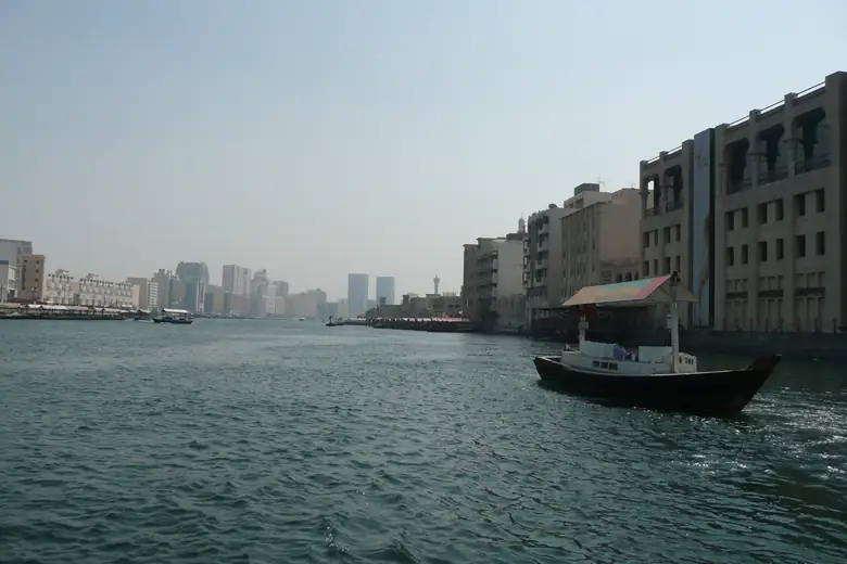 Passageiros atravessando o Dubai Creek a bordo de um abra tradicional