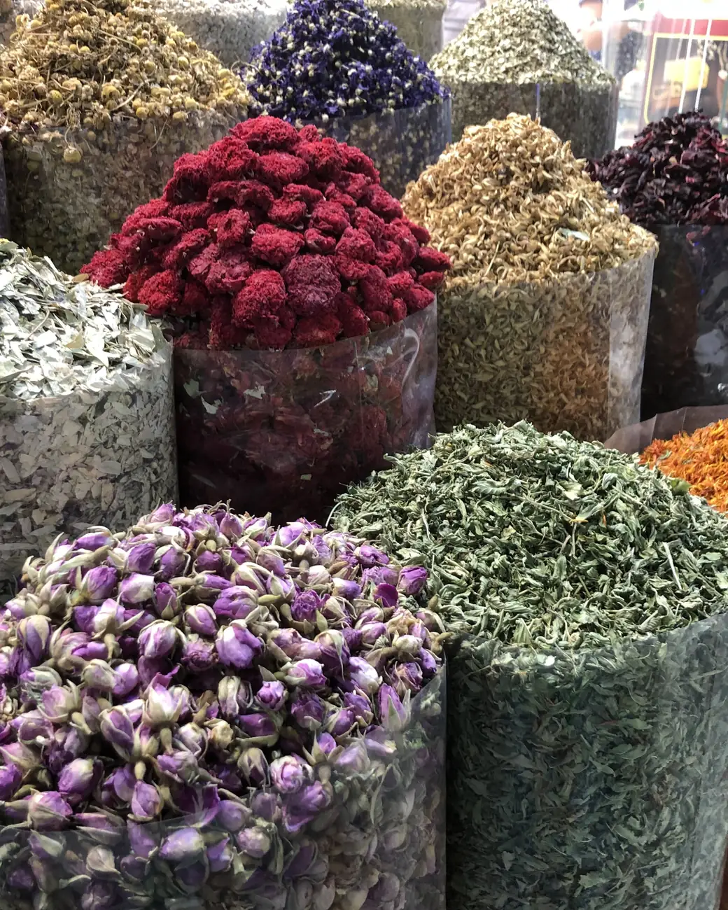 Sacas de especiarias e flores secas no Spice Souk de Dubai