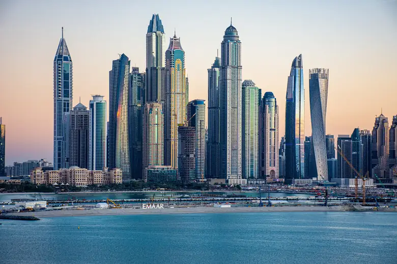 Arranha-céus e iates na Marina de Dubai à noite