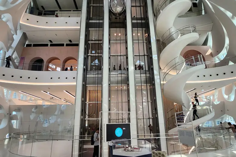 Átrio do Museu do Futuro de Dubai, com escadas em espiral