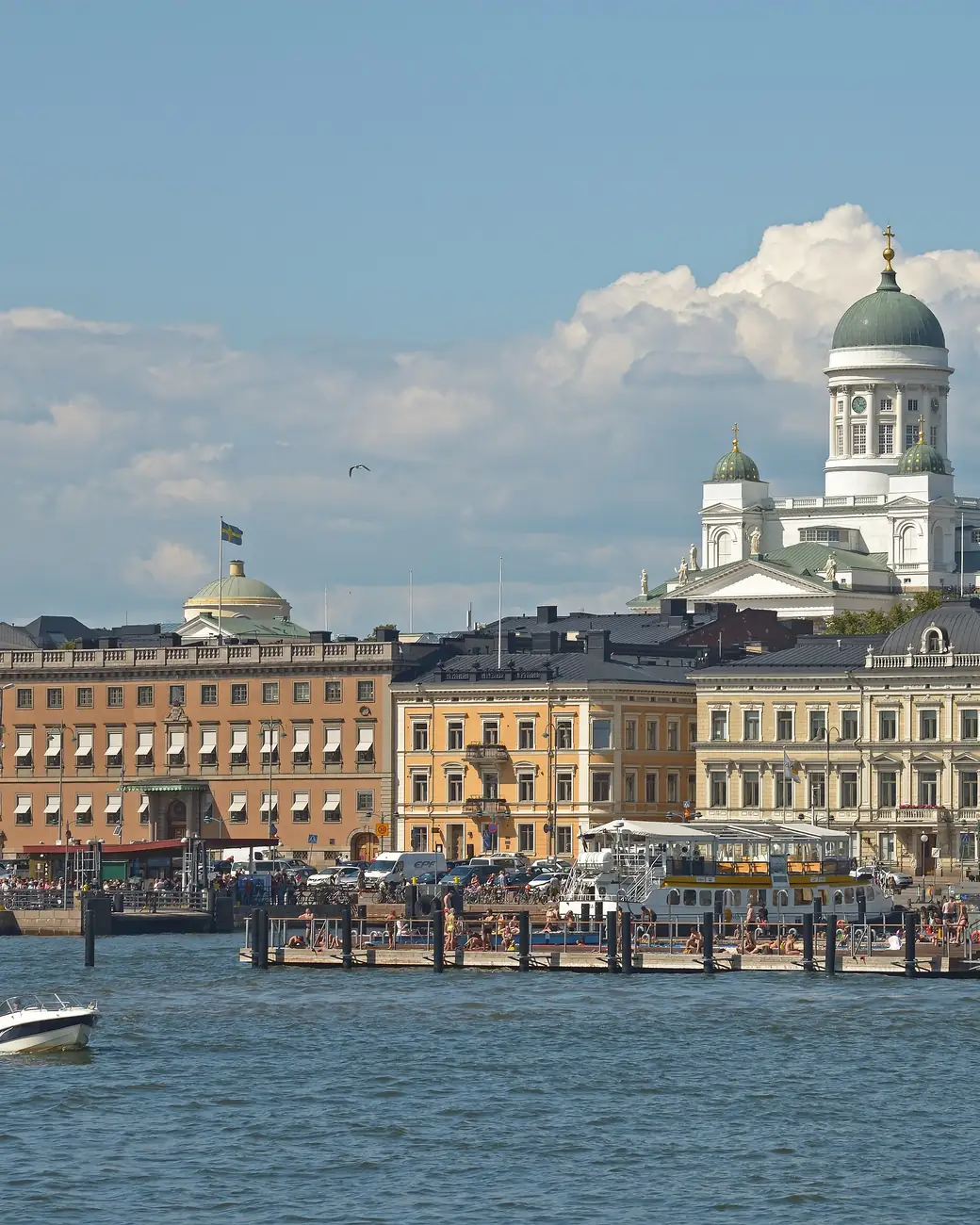 Catedral de Helsinque vista do mar, sobre o casario da Praça do Mercado