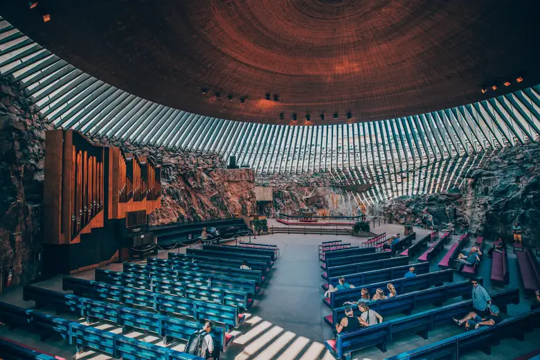 Interior da igreja Temppeliaukio, escavada na rocha, com cúpula de cobre