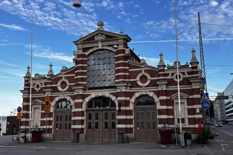 Fachada histórica do Velho Mercado de Helsinque, de 1889