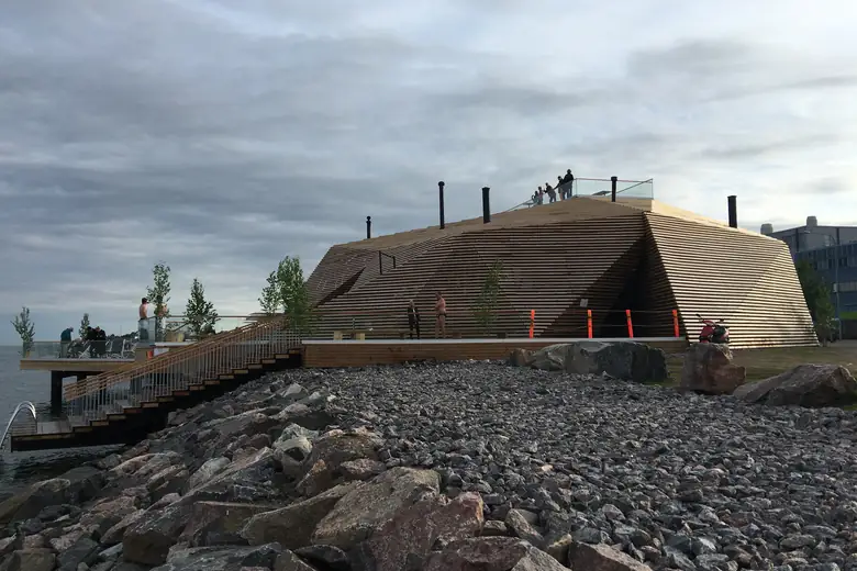 Sauna contemporânea de madeira à beira do mar Báltico, em Helsinque