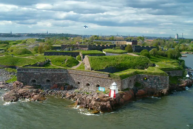 Muralhas e casario da fortaleza marítima de Suomenlinna