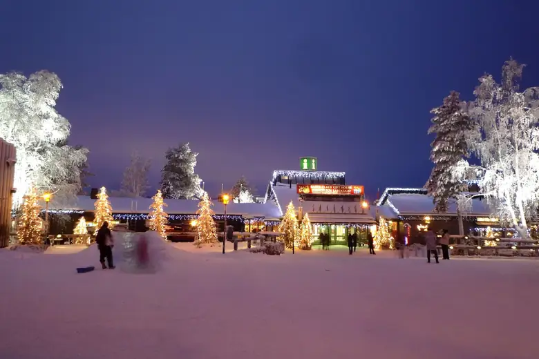 Vila do Papai Noel em Rovaniemi coberta de neve
