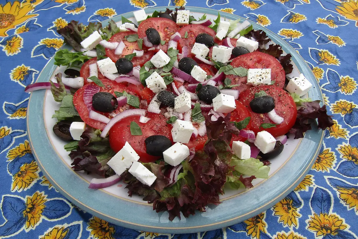 Mesa grega com salada, azeite e mezedes