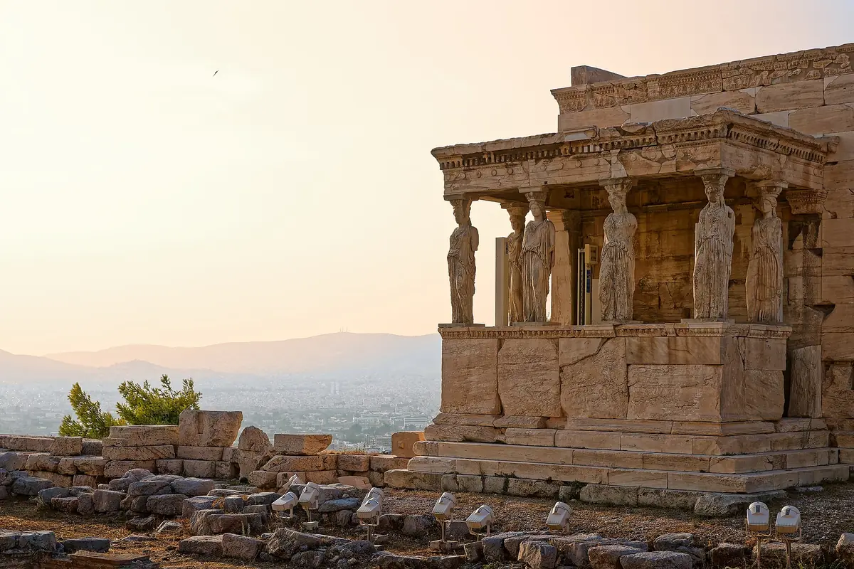Pórtico das cariátides do Erecteion, na Acrópole de Atenas