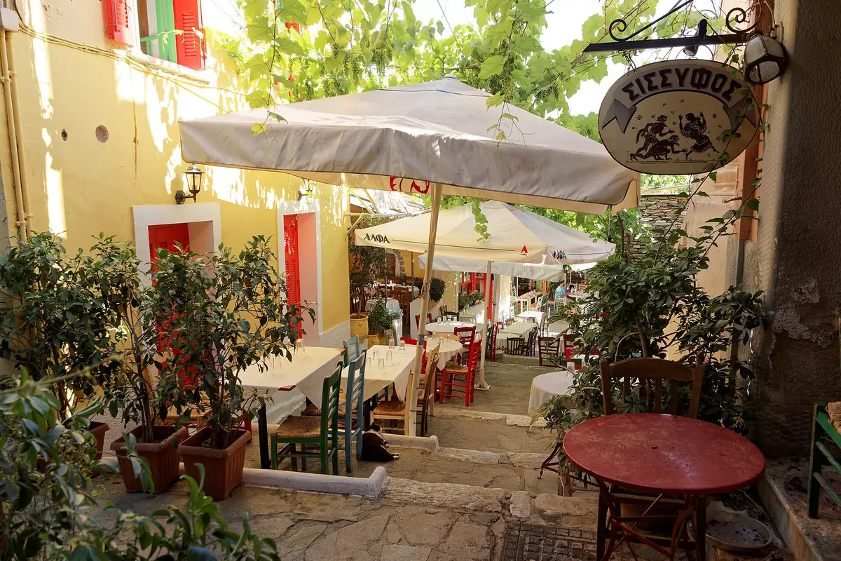 Ruela florida do bairro de Plaka, em Atenas
