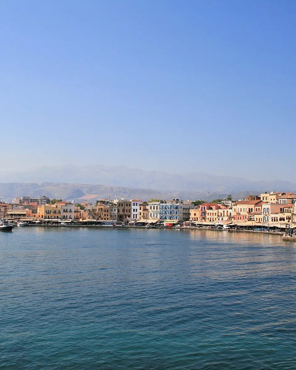Porto veneziano de Chania com o farol ao fundo, em Creta