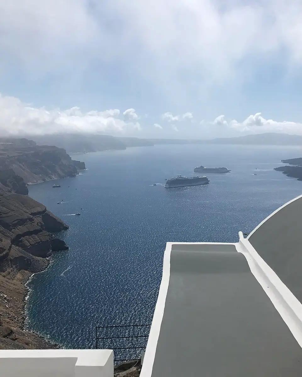 Casas brancas de Santorini debruçadas sobre a caldera
