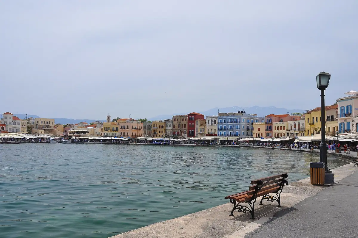 Ruela colorida da cidade velha de Chania, em Creta