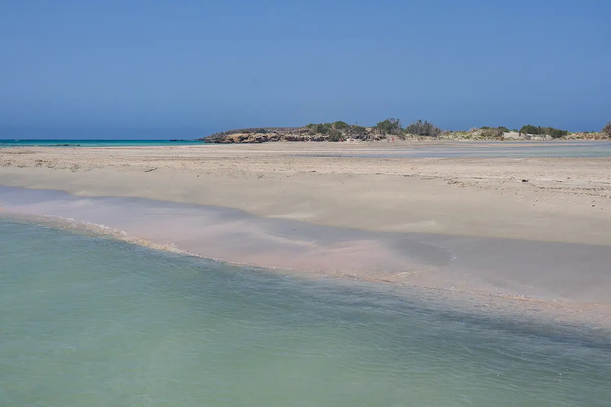 Areia rosada e águas rasas de Elafonissi, em Creta