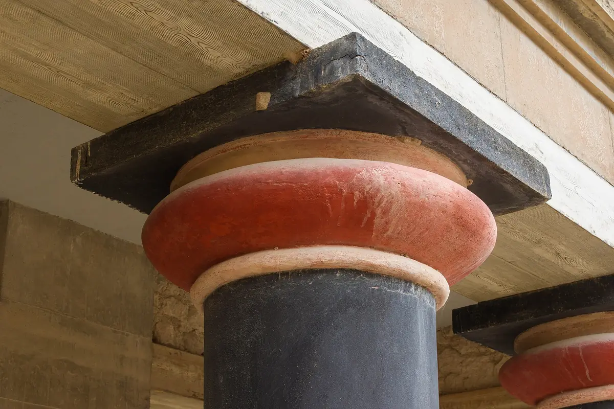 Colunas vermelhas restauradas do palácio de Knossos, em Creta