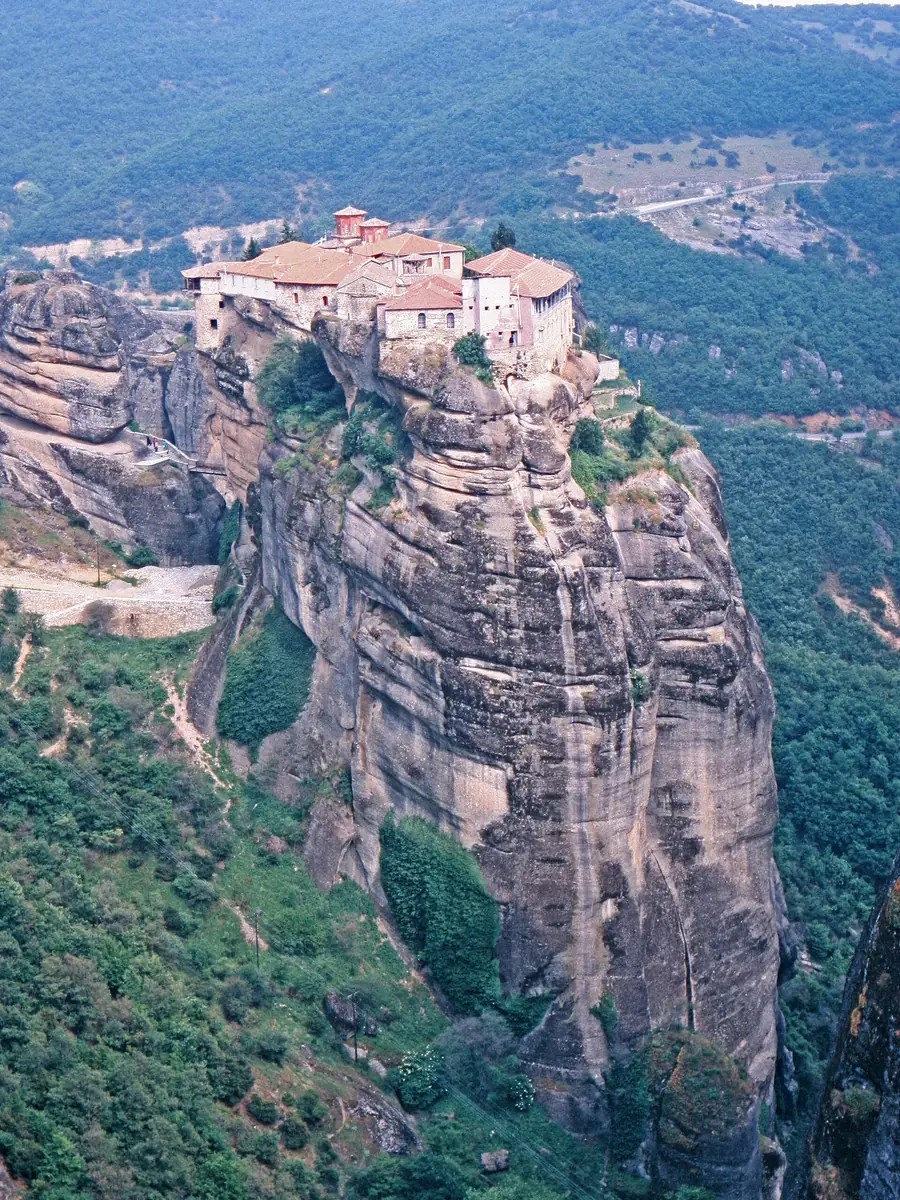 Mosteiro no alto de um rochedo em Meteora