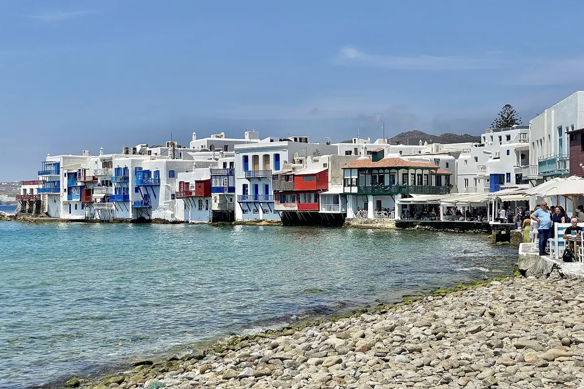 Casas coloridas de Little Venice sobre o mar, em Mykonos