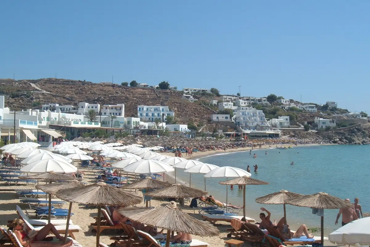 Águas claras em praia de Mykonos