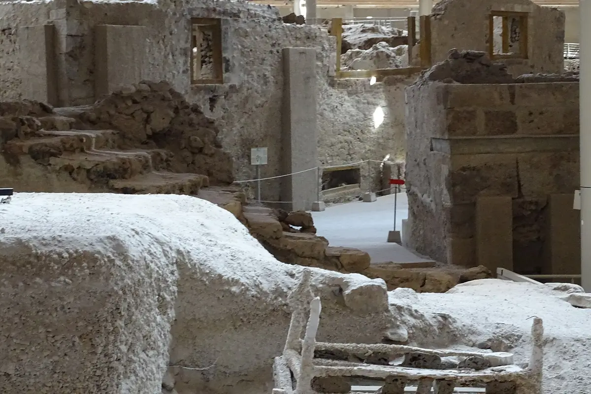 Escavações da cidade pré-histórica de Akrotiri, em Santorini