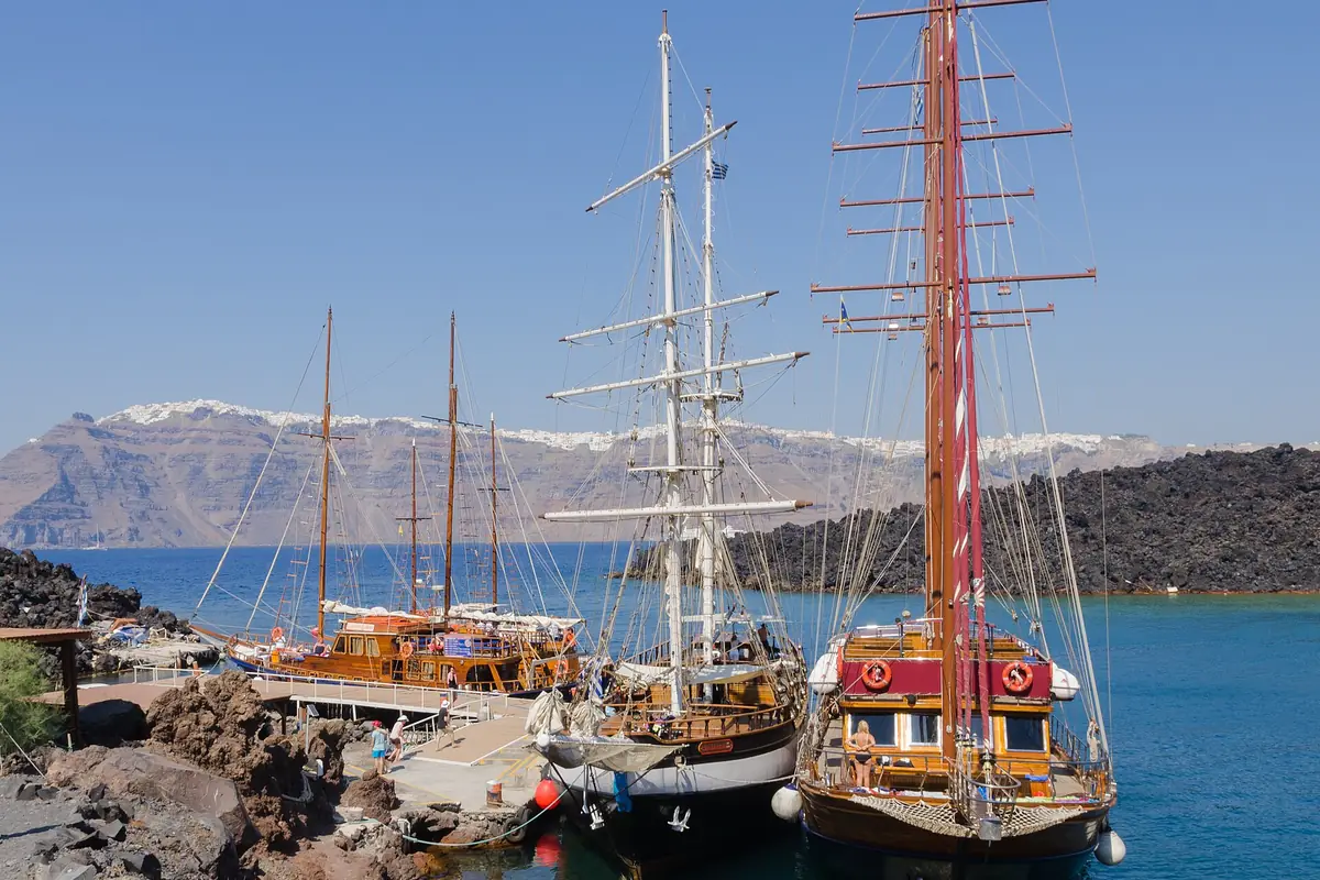 Veleiro navegando as águas da caldera de Santorini