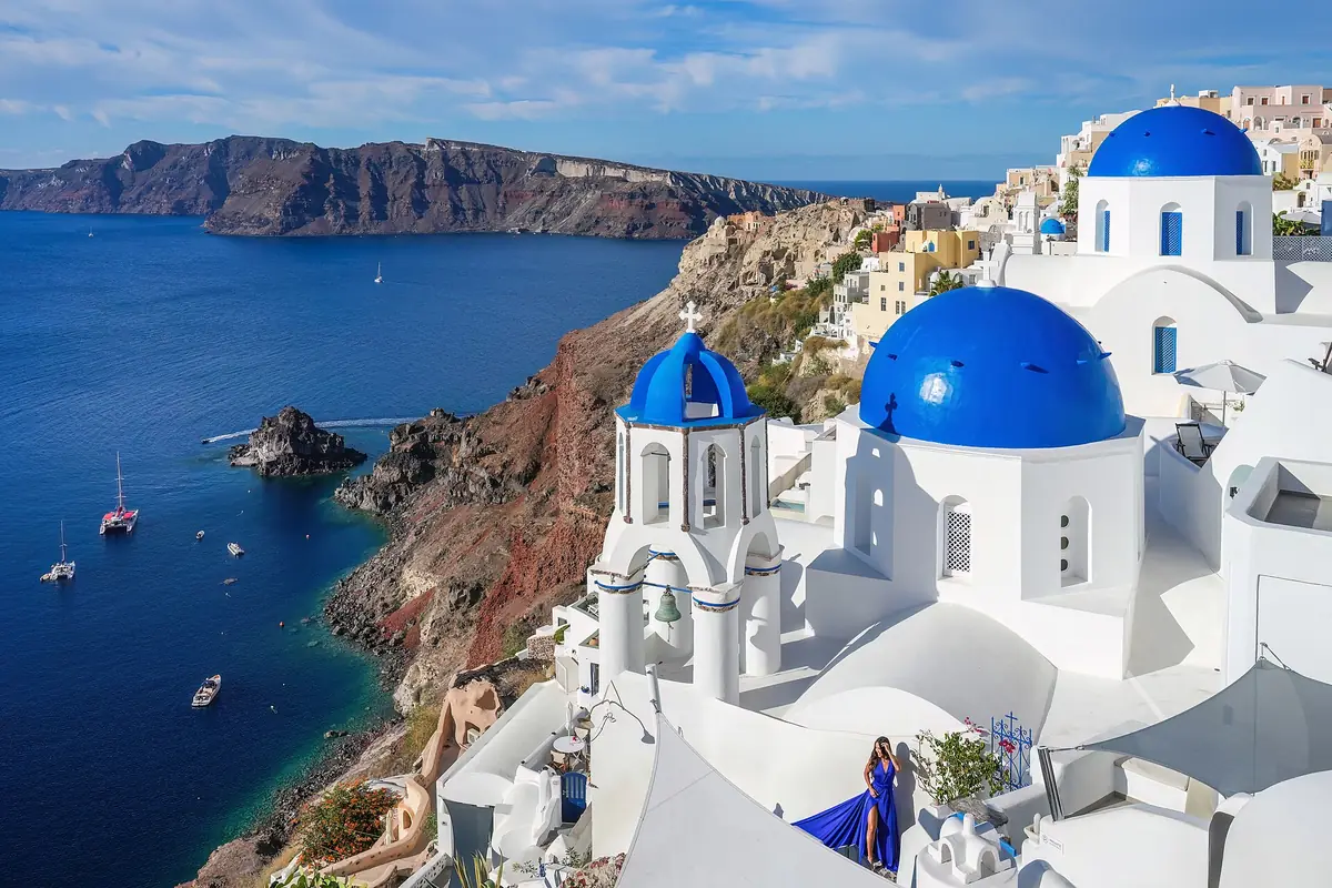 Cúpulas azuis e casas brancas de Oia, em Santorini