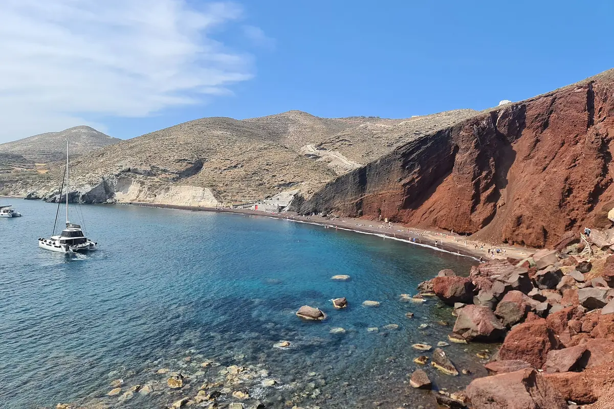 Falésias avermelhadas da Red Beach, em Santorini