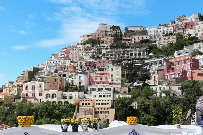 Casario colorido de Positano subindo o penhasco