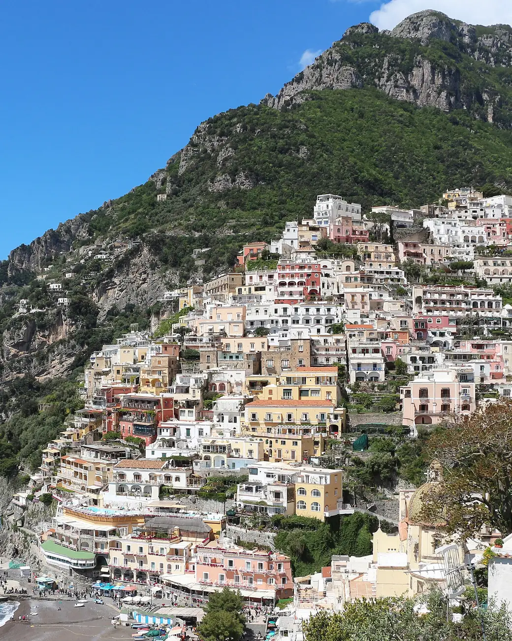 Casario colorido de Positano descendo o penhasco até o mar