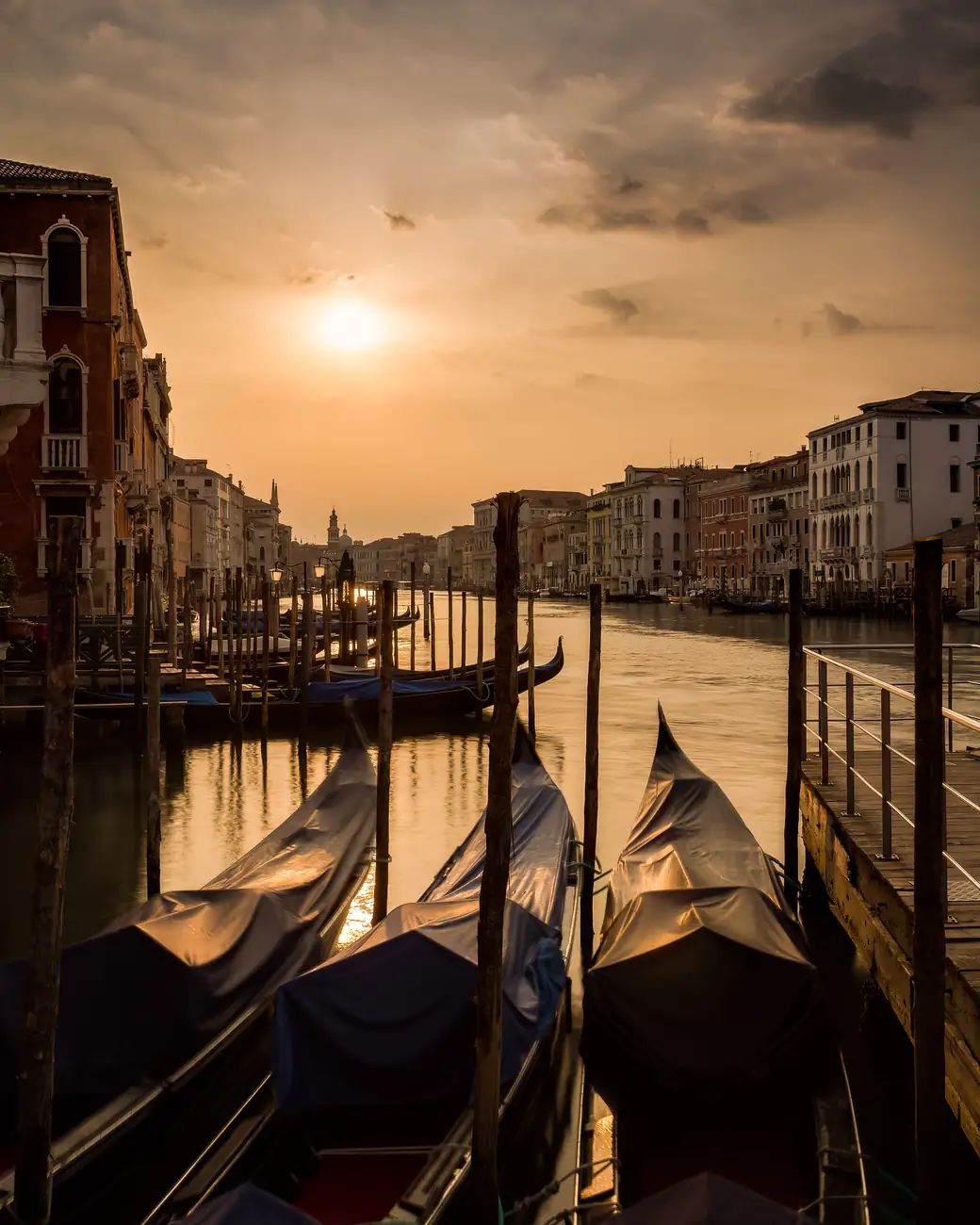 Gôndolas no Grand Canal de Veneza com palazzos ao fundo