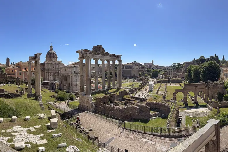 Vista ampla do Foro Romano com o Templo de Saturno