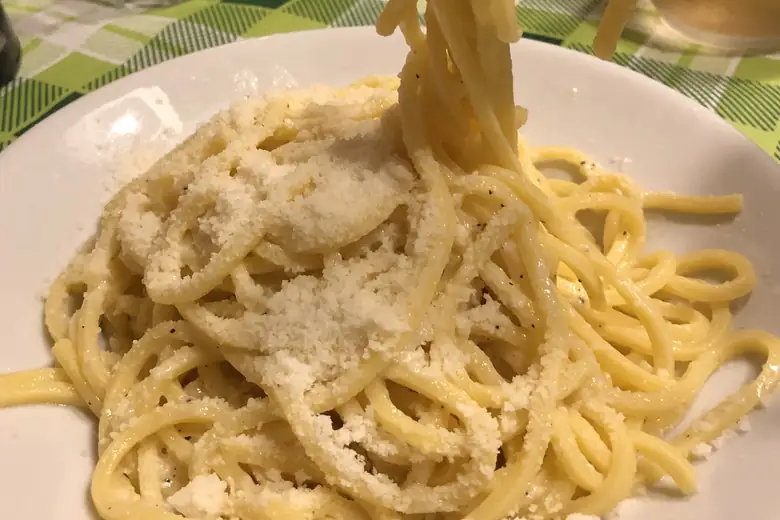 Prato de cacio e pepe servido numa trattoria romana
